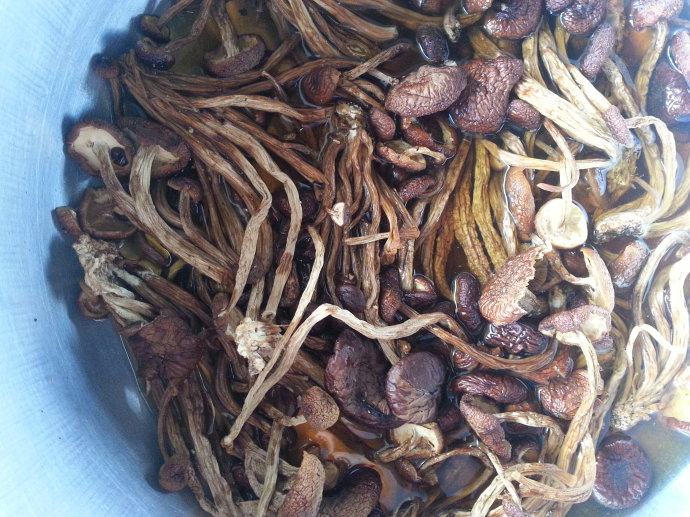 党参茶树菇排骨步骤1