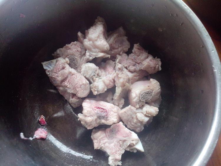 红萝卜煲排骨步骤5