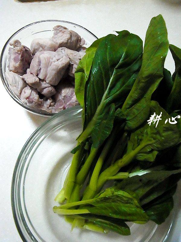 菜心排骨汤步骤1