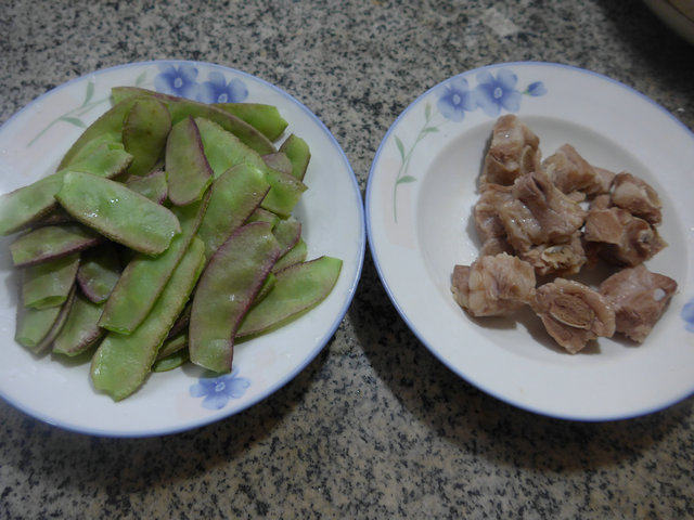 扁豆炒排骨步骤1