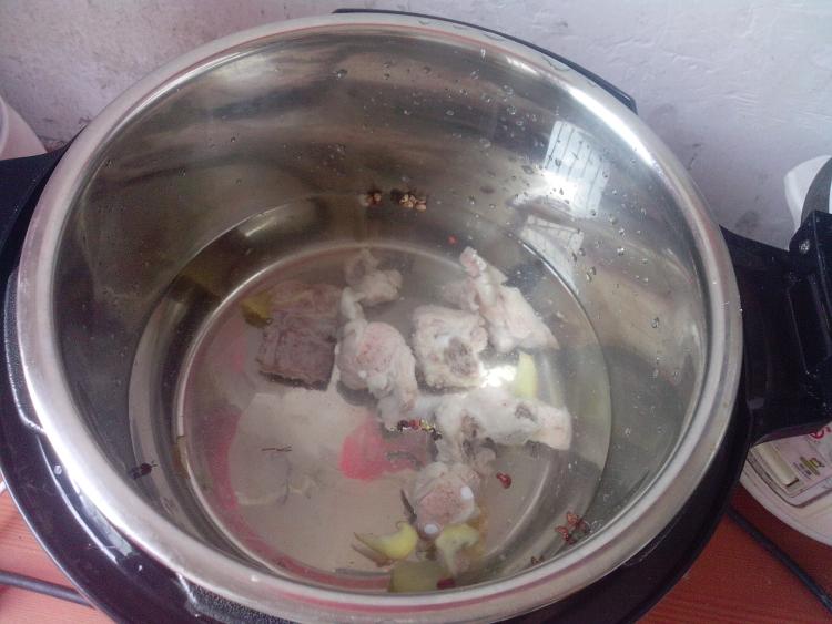 花生米煲排骨步骤6