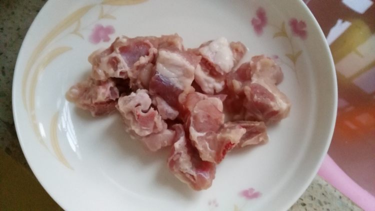 香芋胡萝卜土豆炖排骨步骤1