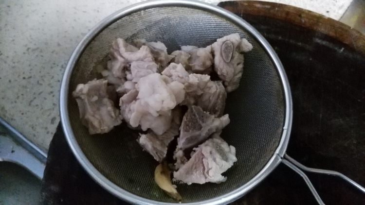 香芋胡萝卜土豆炖排骨步骤7