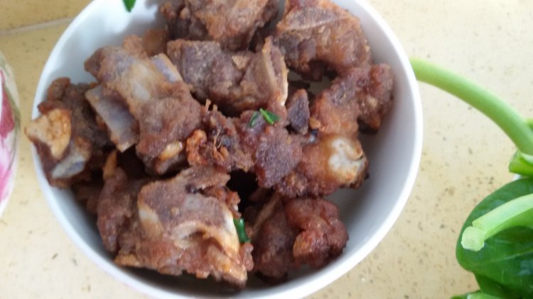 蒜香藕丁炒排骨步骤2