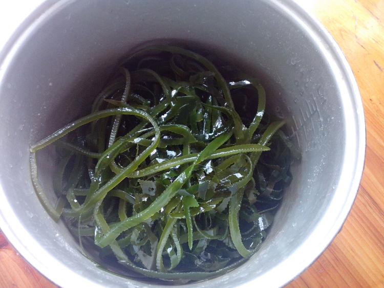海带丝煲排骨步骤1