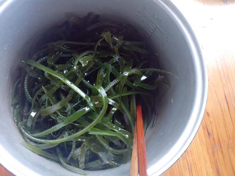 海带丝煲排骨步骤7