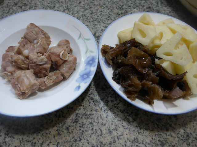 黑木耳排骨炒莲藕步骤1