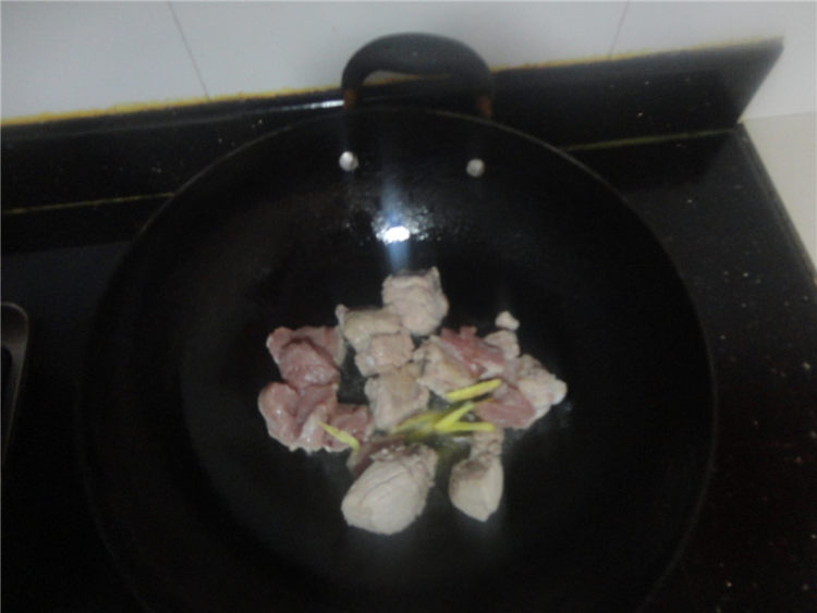 【儿童美食】洋葱烧排步骤2