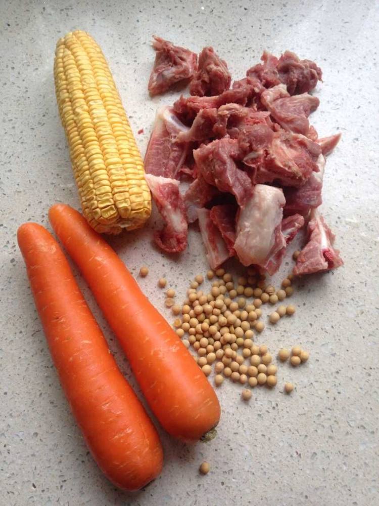 胡萝卜玉米黄豆汤步骤1