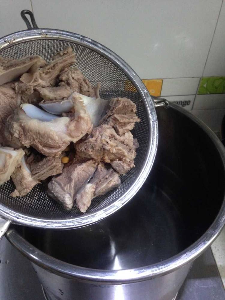胡萝卜玉米黄豆汤步骤3