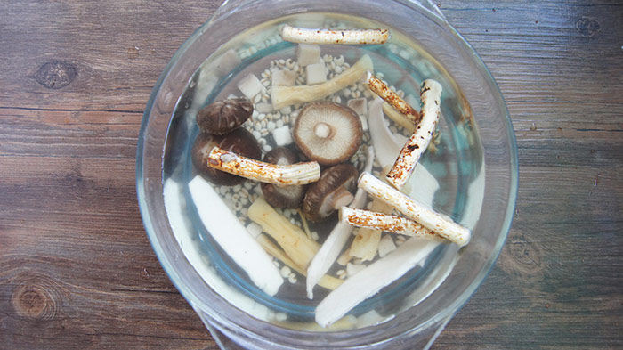 淮山茯苓薏米去湿暖胃步骤2