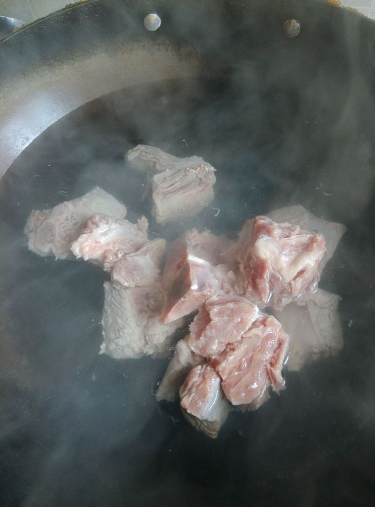 土豆鹌鹑蛋排骨煲步骤2