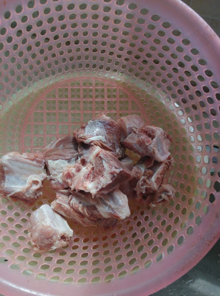 土豆鹌鹑蛋排骨煲步骤1