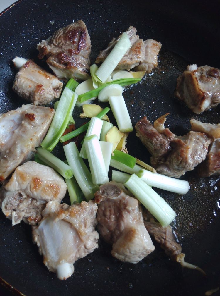 土豆鹌鹑蛋排骨煲步骤6