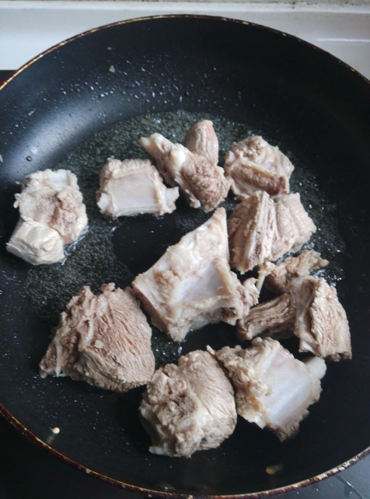 土豆鹌鹑蛋排骨煲步骤4
