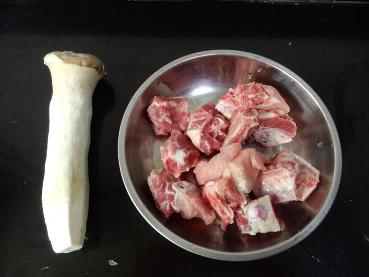 杏鲍菇炖排骨步骤1