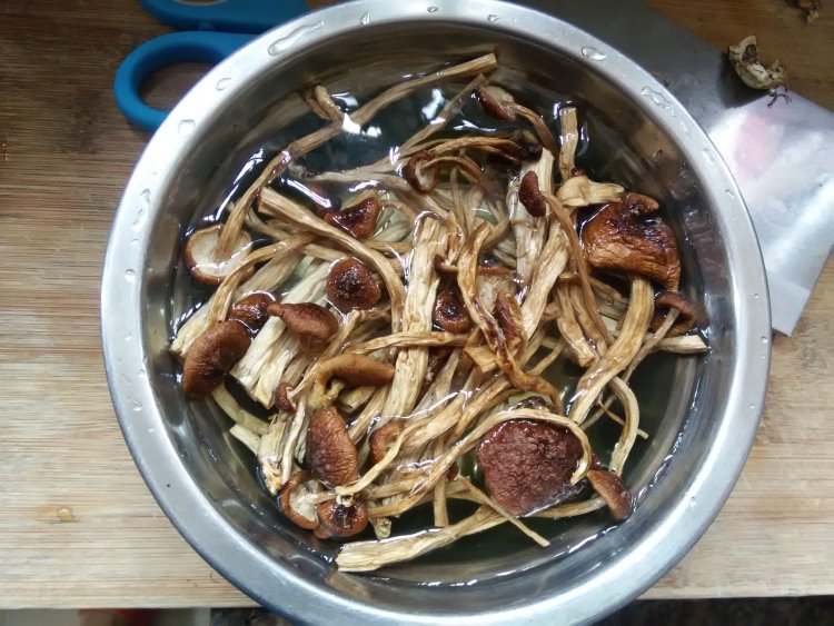 【手工美食】茶树菇蒸步骤1