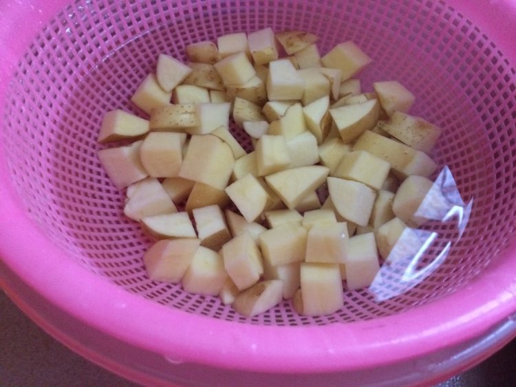 土豆炖豆角步骤2