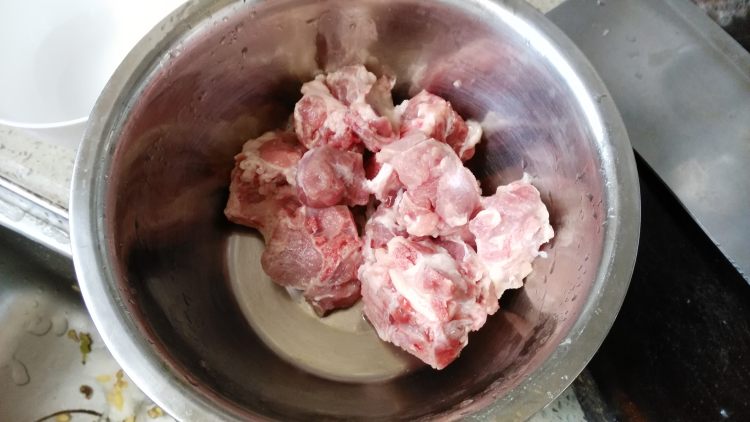 【手工美食】排骨海带步骤1