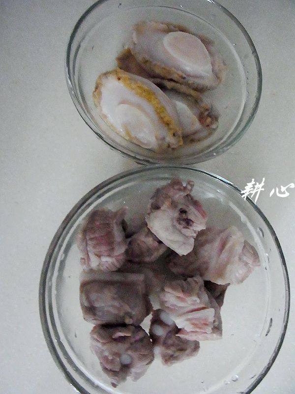 鱼皮排骨鲍鱼粥步骤3