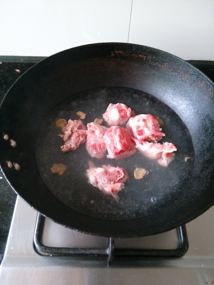 土豆排骨焖饭步骤1