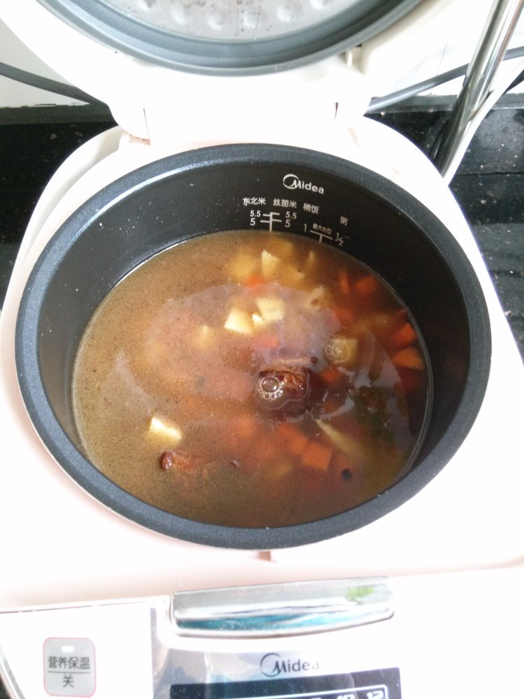 土豆排骨焖饭步骤7