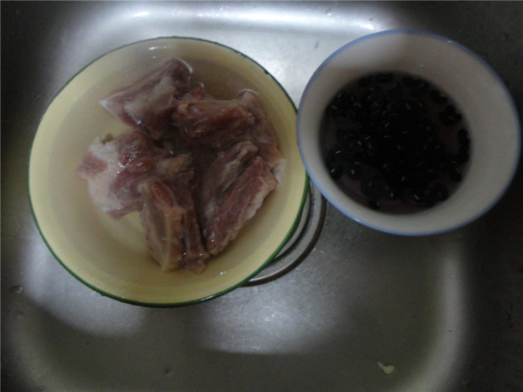 黑豆排骨汤步骤1