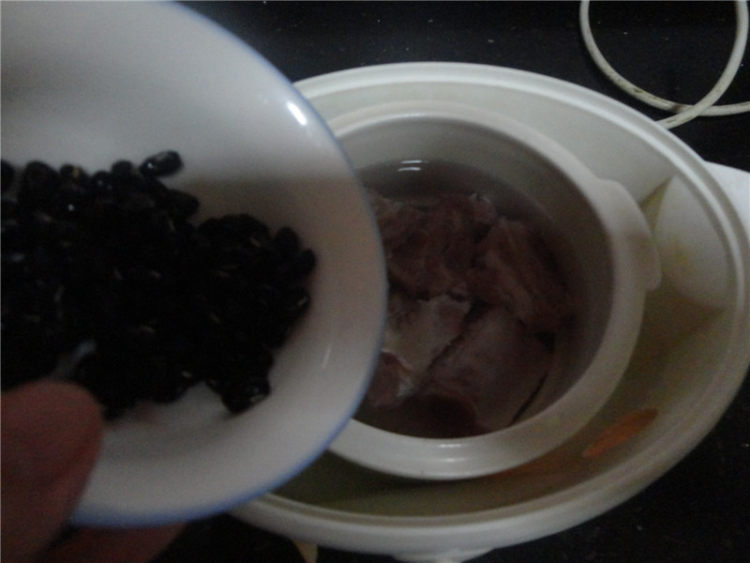 黑豆排骨汤步骤3