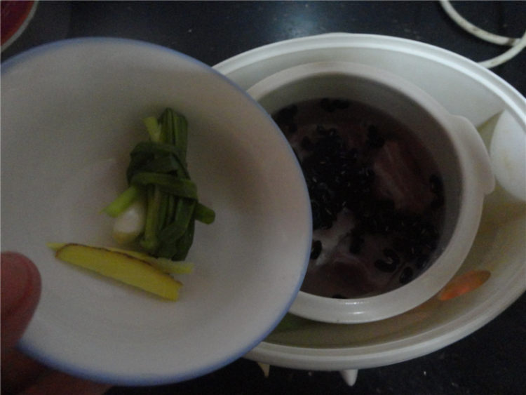 黑豆排骨汤步骤4