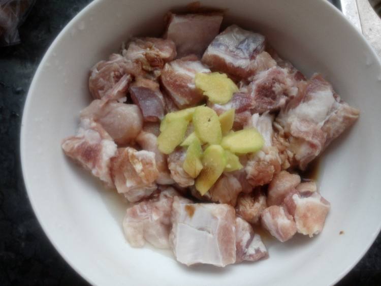 糖醋炸排骨步骤1