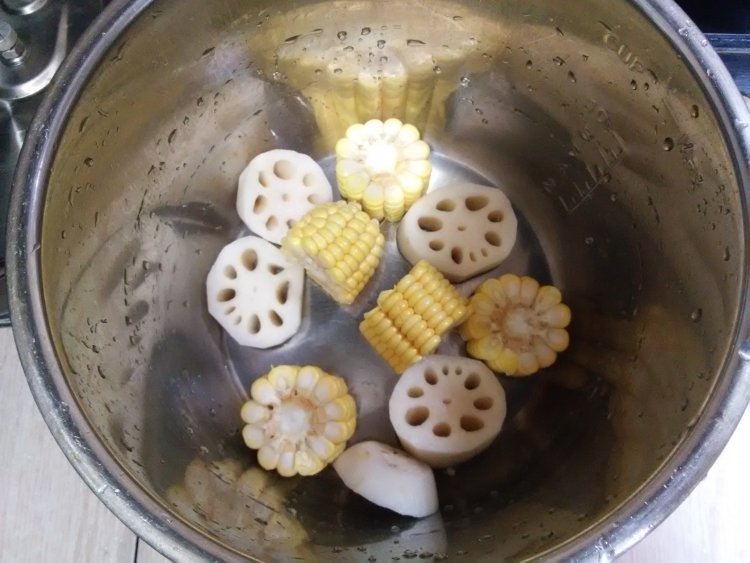 排骨玉米莲藕汤步骤4