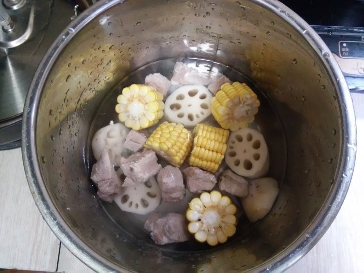 排骨玉米莲藕汤步骤6