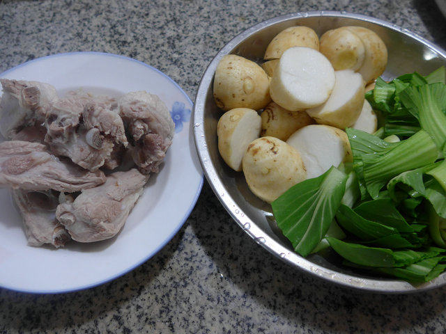 青菜排骨香芋汤步骤1
