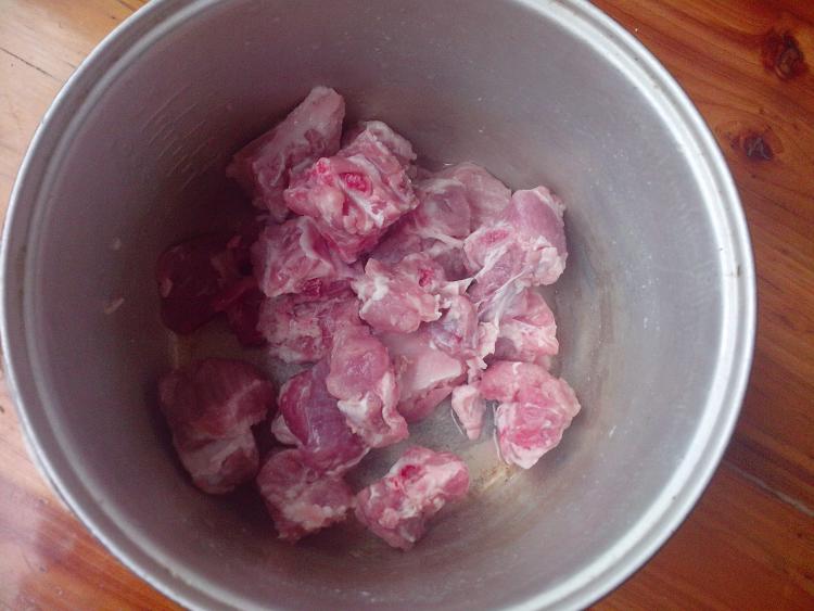 排骨烧豆腐泡步骤1