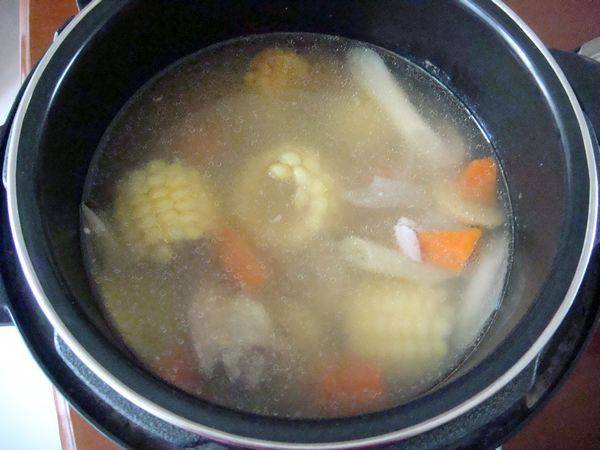 白果玉米排骨汤步骤7