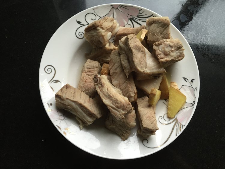 茶树菇土豆排骨煲步骤1