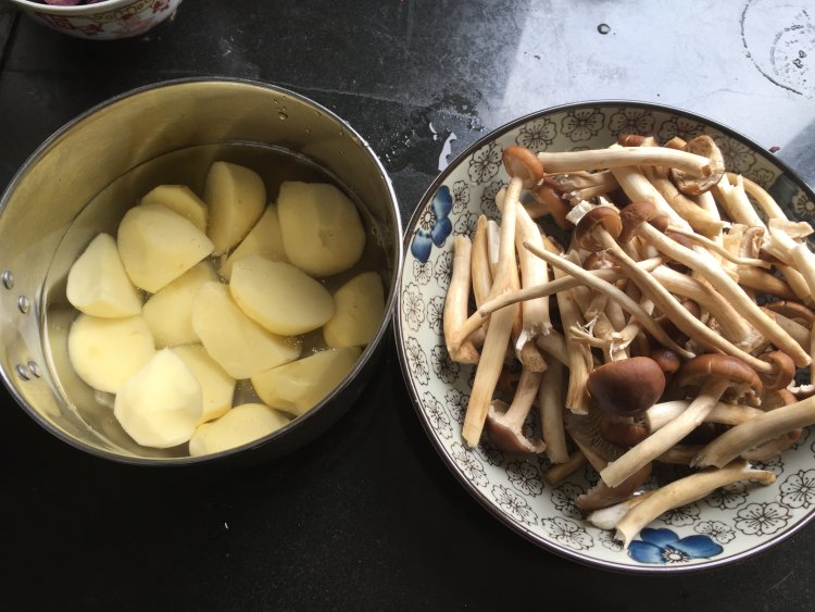 茶树菇土豆排骨煲步骤6