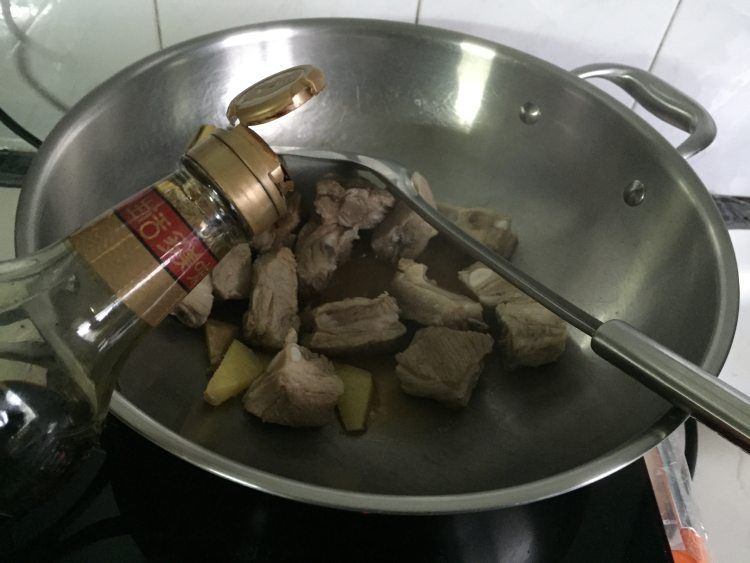 茶树菇土豆排骨煲步骤3