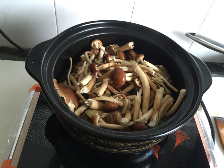 茶树菇土豆排骨煲步骤8