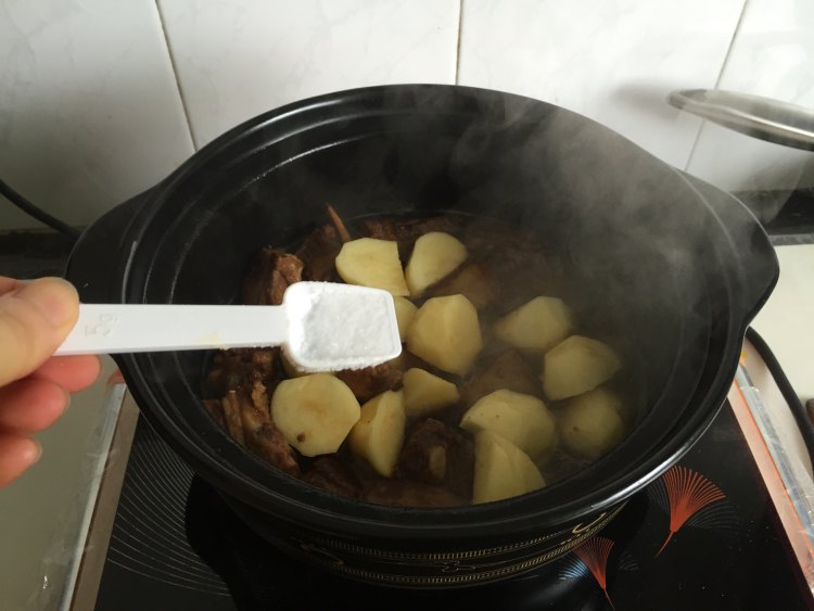 茶树菇土豆排骨煲步骤7