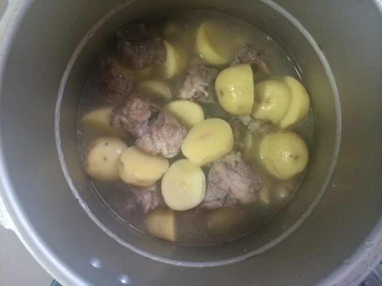 白味土豆炖排骨步骤9