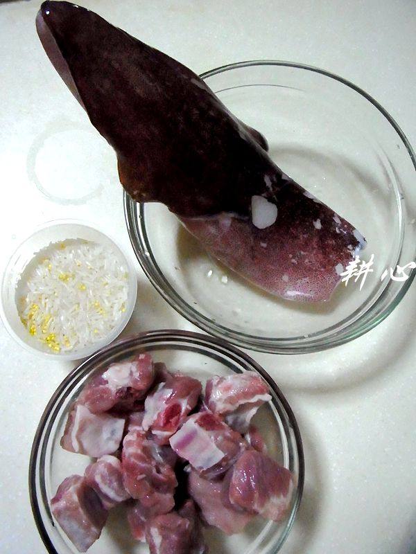 鲜鱿排骨粥步骤1