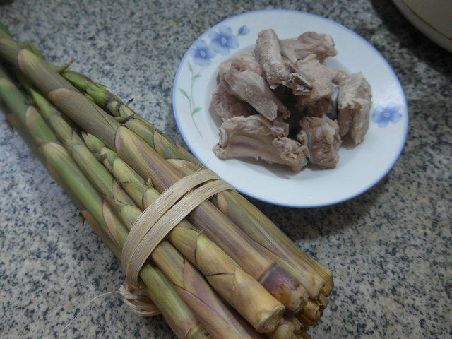 脚骨笋烧排骨步骤1