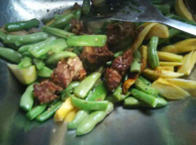 排骨焖豆角步骤8