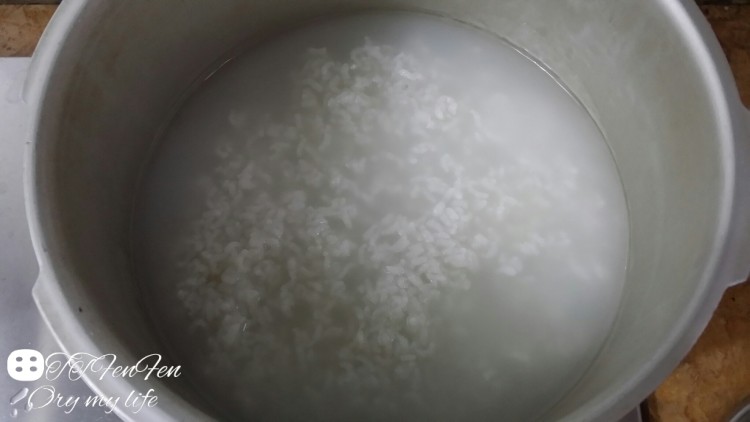 鱿鱼瑶柱排骨粥步骤8