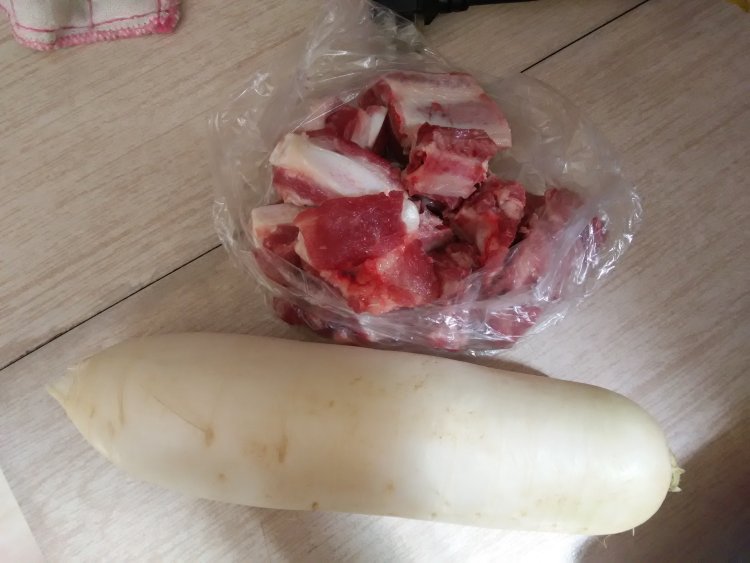 巴西菇萝卜排骨汤步骤1