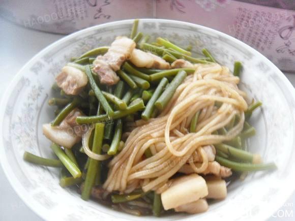 五花肉蒜薹焖面