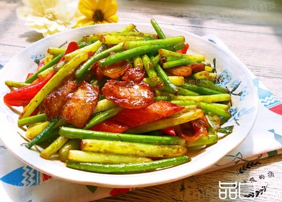 五花肉炒蒜苔