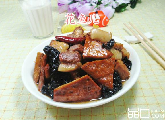 黑木耳香干烧五花肉