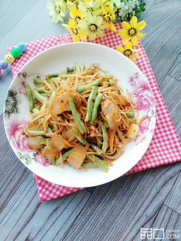 五花肉豆角烩豆皮